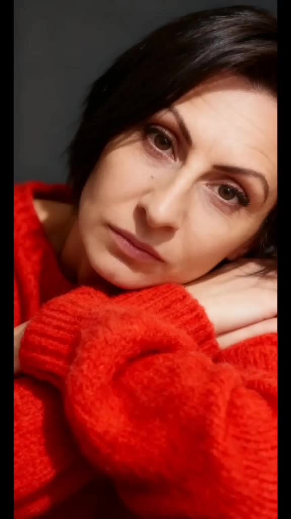 Este despre a te simți confortabil în propria piele.

Frumusețea la 47+ de ani ai mei este despre simplitate și încredere.